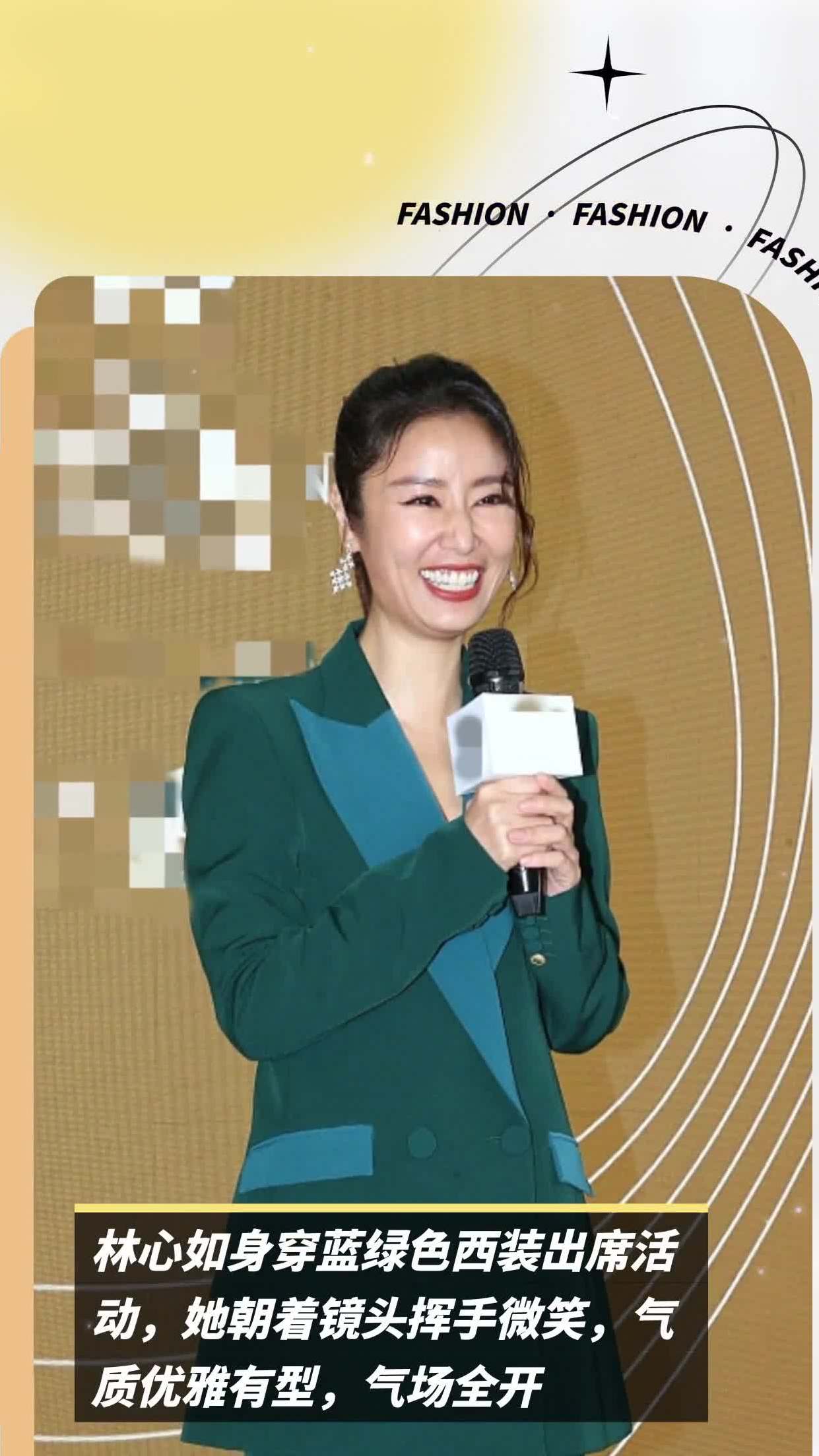 林心如身穿蓝绿色西装出席活动,她朝着镜头挥手微笑,气质优雅有型