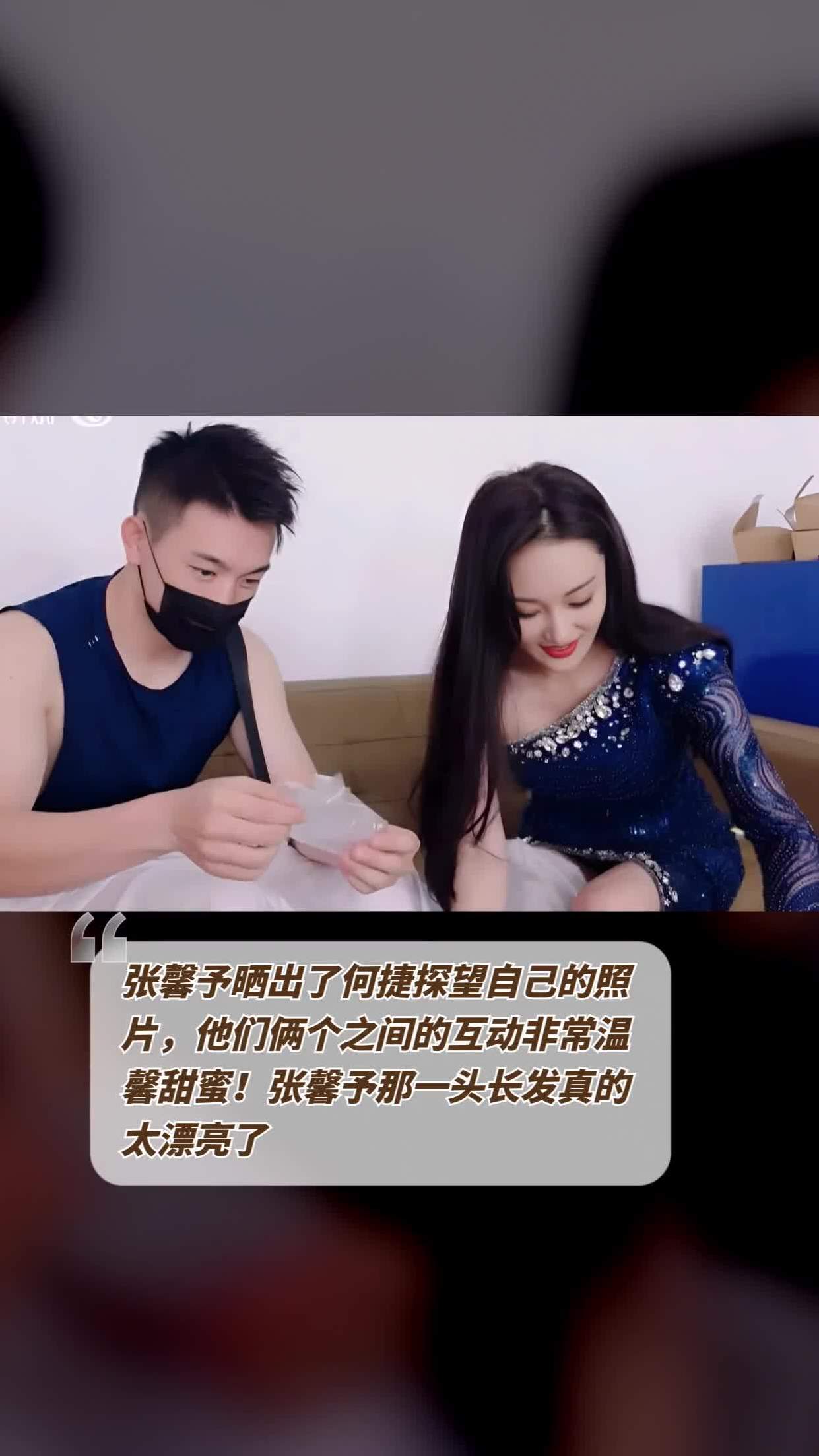 张馨予晒出了何捷探望自己的照片,他们俩个之间的互动非常温馨甜蜜!